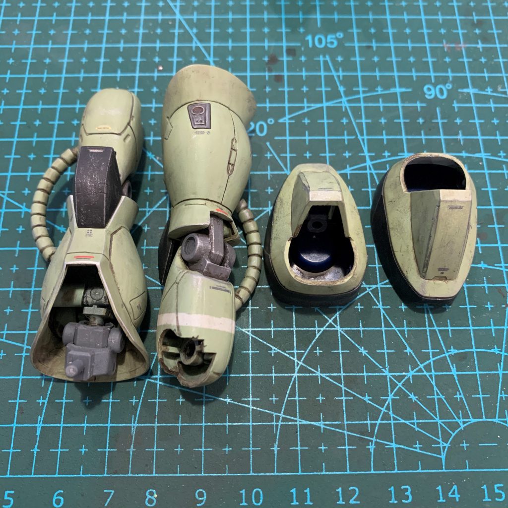 脚です。腿付け根はPCを押さえている構造部が強度的に影響を受けない程度に削り込んで、開脚&ガニ股範囲を拡げました。各部品挟み込み構造ですが、簡単な後ハメ加工を施して塗装しやすくしました。膝関節は他キットの移植を色々試行錯誤しましたが、最終的には元キットのままで妥協しました。膝裏がPC丸見えでショボいので、改善アイデアを練りたいところです。足首はHGUC旧ザクまんま流用ですが、元々形状がそっくりなので違和感なしです。旧ザク足首を付ける為には、スネ部のPCを旧ザクの物に換えるだけでOKでした。他の部分も全体的にHGUC旧ザクと08ザクは形状や寸法が非常に似ている箇所が多く、実は親和性が高いことに気づきました。甲を切り離す工作も面倒&自信なかったので、付け根にナイフで溝を掘り、スミ入れで別部品風に誤魔化しました。