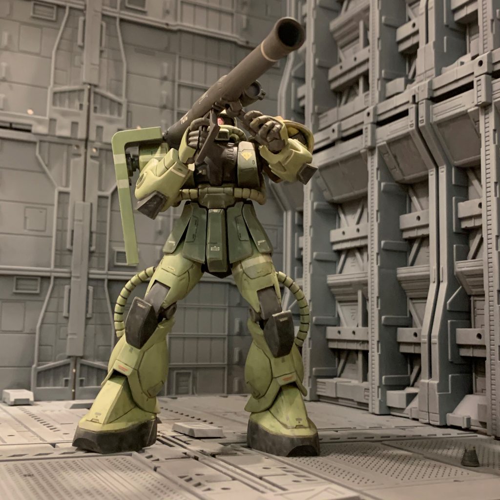 肘周りは関節カバーが付いて格好は良くなりましたが、可動は08ザク同等のままです。しかし腕付け根をオリジンザク構造にしたおかげで肩周りが一気に可動範囲拡張し、ある程度なら柔軟にポーズが取れるようになりました。手首接続も元キットは軸方式ですが、ボールジョイントに変えたのも効いています。元キットのままだと、バズなんて肘ピーン状態でしか持てない悲惨さですからね(笑)