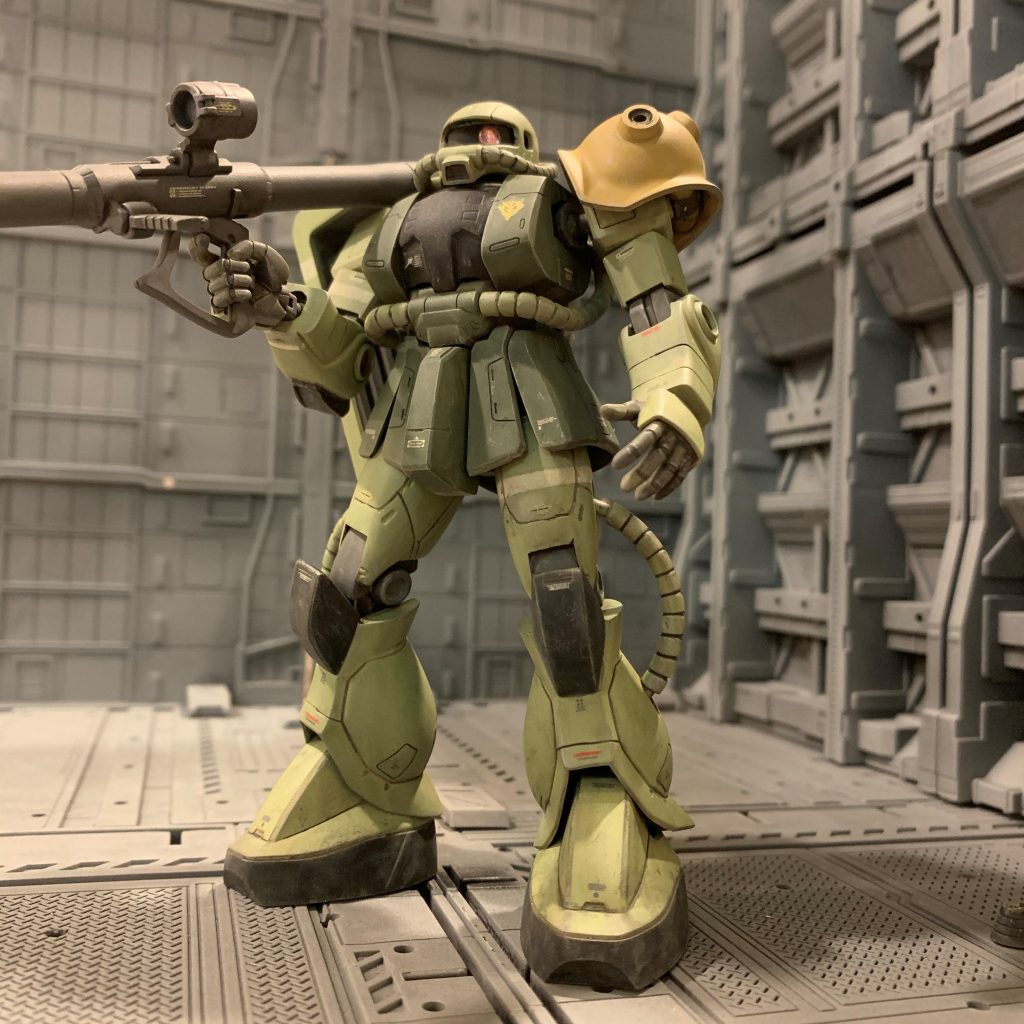 モノアイは可動式に改造したのでポーズの表現力が高まりました。流石にモノアイ可動しないのは今日のガンプラ基準からすると話にならないので、手間を掛けました。好み的にはあと少し上目使いにしたいのですが、泥沼に嵌りそうなので二の足踏んでます。。モノアイ周りは、ほんのちょっと大きさや位置関係がズレるだけで全然違う印象になるので、いつも加工には非常に神経を使って疲れます。