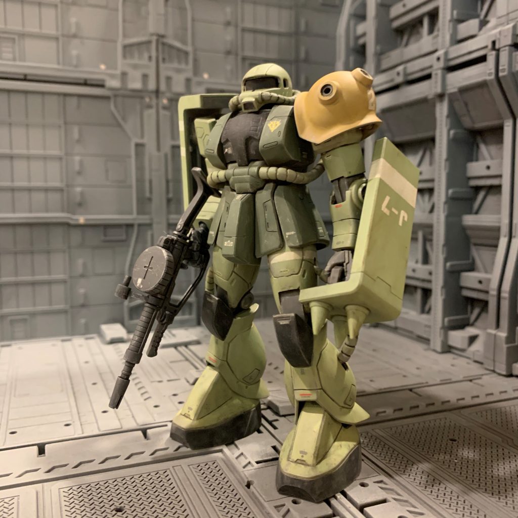 モノアイレールは円柱で360度回転できるので、180度回せば消灯状態も再現可能です。モノアイ無しもガラッと雰囲気が変わり、一粒で二度おいしいですね。全体の仕上げは、ジオニックフロントの説明書や攻略本等に出てくるCGをイメージしました。ジオニックフロントのMSデザインはミリタリー感が出まくっていて超ツボです。ザクのプロポーションもMG Ver.1.0準拠なのもすごく嬉しい点です。もう20年近く前のPS2ソフトですが、作り込みも素晴らしくやりがいもあり、歴代屈指のガンダムゲームだと思います。この頃のガンダムゲームは、今と力の入れ具合が比べ物にならないと思います。オープニングムービーは5分近くの長尺で、今の目で見ても十分見ごたえがあります(YouTube等にありますので是非)。