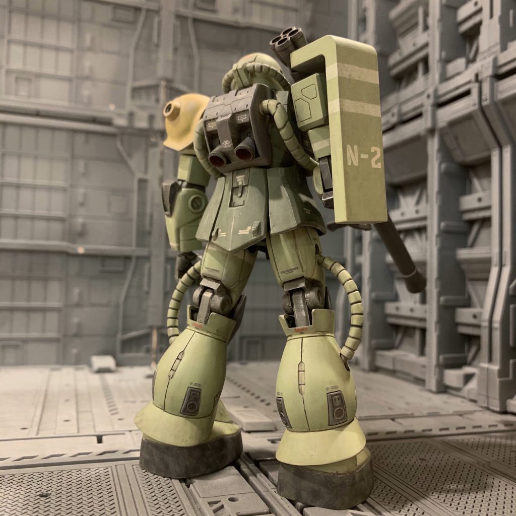 08ザクの後ろ姿は歴代ザクキットの中でも屈指の格好良さだと思います。バックパックのメカメカしさと後頭部形状、ふくらはぎ周りのディテールがたまりません。バックパックのバーニアはキットのままだと大きすぎてちょっとアンバランスだったので、適当な大きさの社外品に変えました。