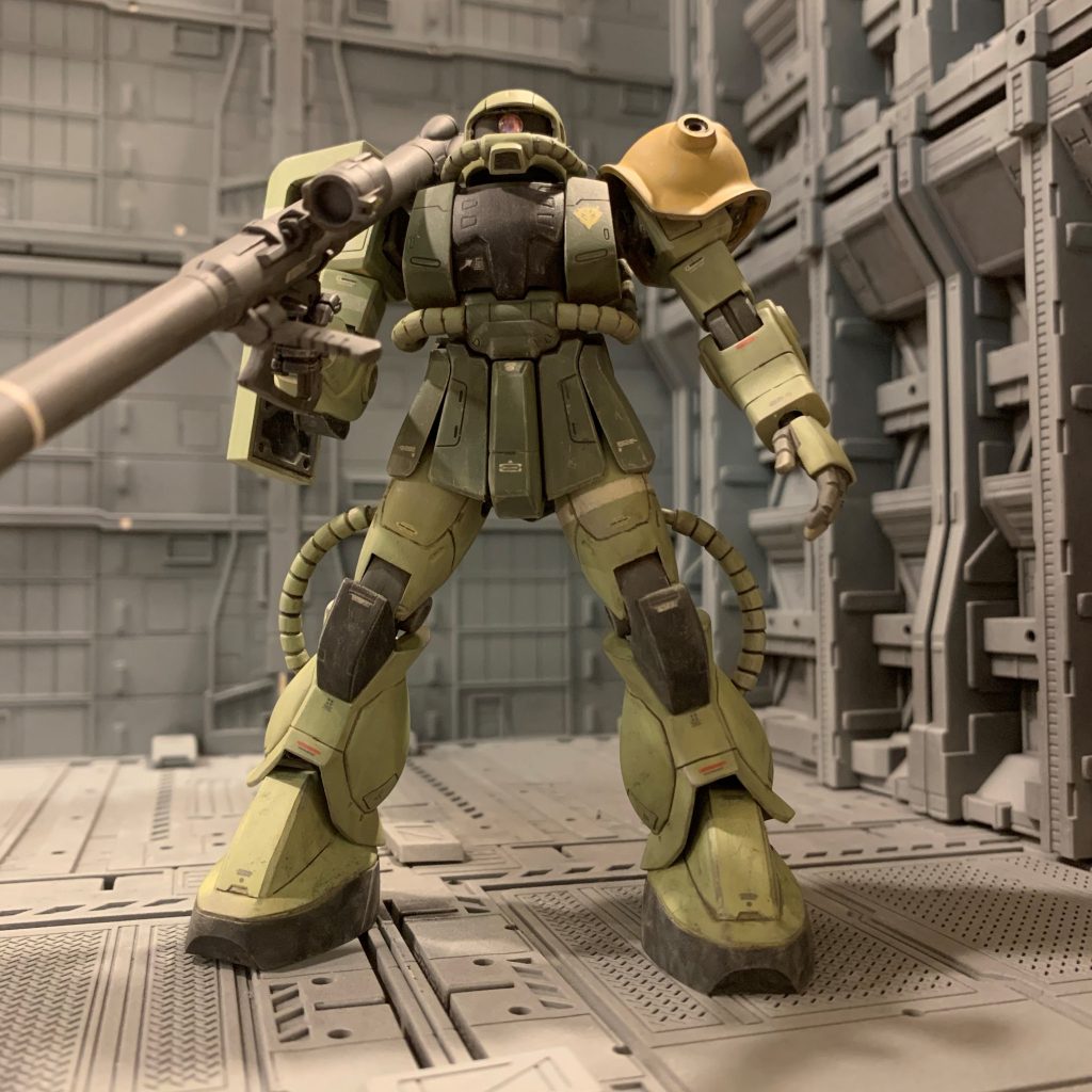 脚はほんのちょっと手を加えただけで、ここまで完全接地した状態で開脚できるようになりました。元キットの棒立ちしか出来ない状態に比べれば雲泥の差だと思います。前スカートアーマーが構造上全く前に開かないので、脚を前に出す事がほぼ出来ないのが残念ですが。多少デザインを崩せばがっつり前に開かせられそうですが、今回はデザイン優先としキットのままにしました。