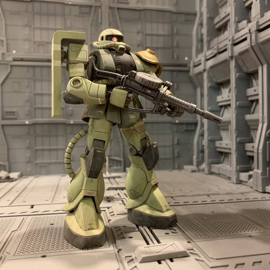 「自分の中の理想のプロポーション×最低限不自由しない可動範囲を持ったザクⅡ」というコンセプトで取り組みました。自分の中でまだまだ100点とはいかないまでも、まあ及第点といったところです。ノウハウ蓄積できたので再チャレンジしたいですが、08ザクがあまり手に入らないのが辛いところです。