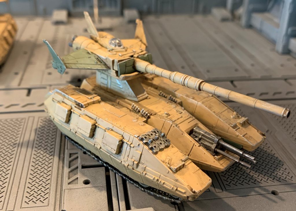 成形色がグリーンの車体は一部塗装せず、ツギハギにしました。こちらも予備履帯を2個だけ車体上部に着けました。余剰履帯数が少なく、ちょっと物足りないです。もう10個くらい余らせてくれればもっと楽しめるのにと思います。