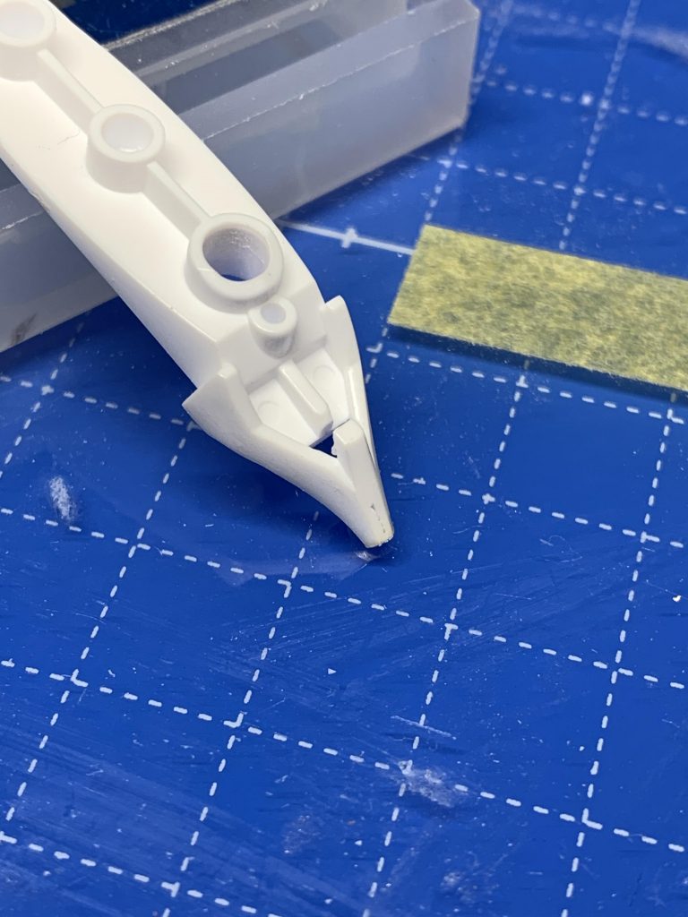 頭部を中心にホワイトパーツのほとんどにツンツン工作してます。