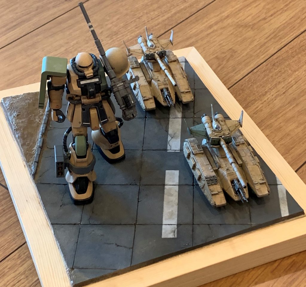 まだ木枠が未仕上げですが、ジオラマ台も作ったのでざっくり置いてみました。