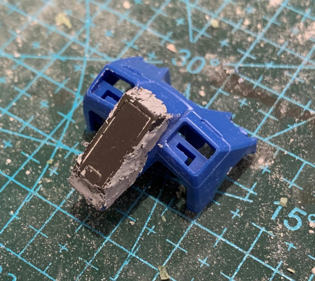 胸部加工中の写真です。ナイトシーカーのコックピット先端部とガンダム胸部を削りながら合わせます。寸法が一緒なので、あるところで完全に面が繋がります。工作上手い方なら、接着剤ムニュだけで完全に合わせ目消せると思います。私は不器用なので隙間ができてしまい、パテで埋めて削りました。ここ以外もガンダムはちょっとディテールが違いますが、首横のショルダーマグナムとバルカンを削った以外は手を付けず、妥協しました。