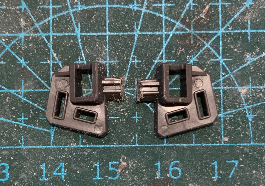 他のオリジンジム系キットにも共通していますが、腰前面アーマーはデフォルトでは左右繋がっていて一緒に動いてしまいますが、接続部品を一太刀入れて分離すれば独立可動化できます。超簡単工作なのでおススメです。