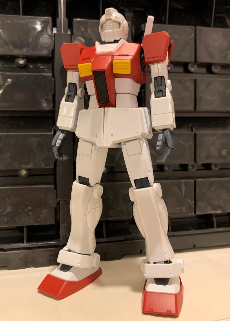 基本塗装が終わった段階です。黒で濃い目にウォッシングする予定だったので暗くなる分を考え、赤は頭にあるイメージより若干明るめの、クレオスのキャラクターレッドにしました。結果としてはこれより暗めのあずき色にしておいた方が、よりMSVのカラーイメージに近づけたと思います。スプレーは調色できないので、色選びは毎回頭を悩ませます。