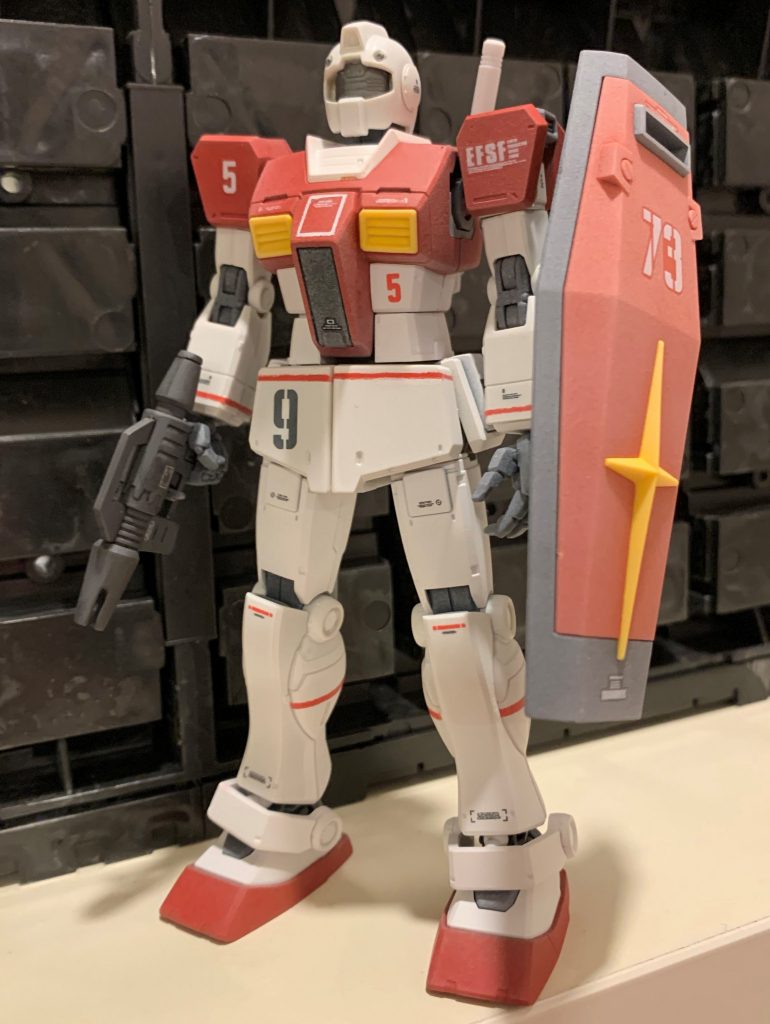 部分塗装、ライン塗装、デカール貼りが終わりトップコートをした時点です。早く完成させたくて我慢できず、酒気帯びで雨上がりの夜中にベランダでやったので、攪拌不足＆湿気＆塗り方が不味く、めちゃくちゃ白被りしてしまい心折れかけました(苦笑)元々白い部分が多かったので本当に助かりました。白以外の部分は上から塗り直したり、1000番のペーパーでトップコート膜のみ削り落とす等して何とかリカバリーしました。やはりトップコートは焦らず我慢して、万全の環境が整った時にやらなければいけないですね。猛反省しました。