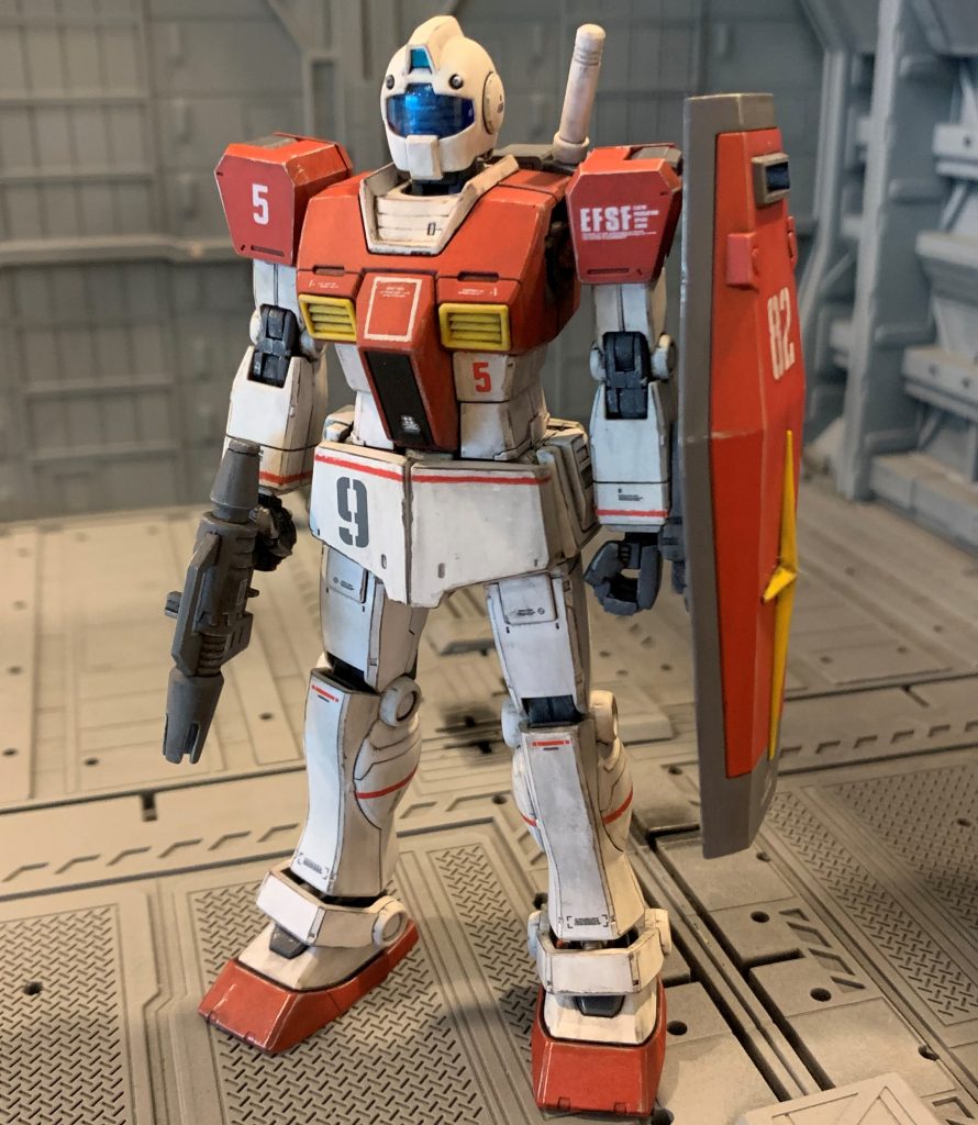 先日プレバンで発売されたナイトシーカーと、オリジンガンダムをミキシングしてノーマルジムを作りました。ミキシングとは言っても、胸部とバックパック、シールド以外は全てナイトシーカー流用で、胸部もちょっとした工作しかしていないお手軽ミキシングです。胸部はナイトシーカーのコックピットパネル部を切り取り、ガンダムのコックピット部を削り取り、擦り合わせして貼り付け、パテで合わせ目消しました。ガンダムに付いている首両横のバルカンとショルダーマグナムはいかにも贅沢な試作機っぽい装備でジムには付いていないと想像したので、削り取り埋めました。