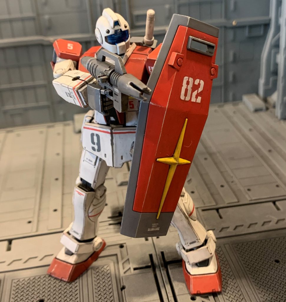 ナイトシーカーに付属のバイザーがブルーだったので、MSVのリアルタイプ風に仕上げました。トップ画はMSVの箱絵をオマージュした画角です。ナイトシーカーのキットが発表された時点でこれをやろうと構想していたので、無事形にできて嬉しいです。あと胸部だけ金型作ればノーマルジムできるはずなので、おそらく近いうちに公式でキット化されそうですがバイザーは緑だと思うので、その意味でも今回のミキシングは無駄では無かったと思っています。高性能機を2体使ってヤラレメカを作るという贅沢ミキシングでしたが(笑)余った部品は適当に組み合わせて適当な機体をでっちあげようと思います。