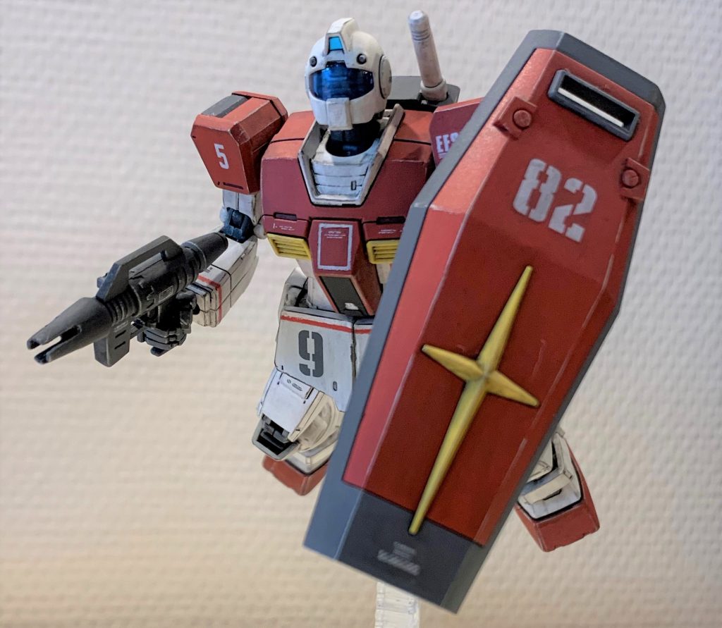 各部ラインマークはマスキングして塗装しましたが、線が細くて手持ちのマスキングテープも低品質で、綺麗な線が引けなかったのが今回の失敗点です。当初はMSVの設定画通りマーキングを目指しましたが、途中で挫折し雰囲気程度になってしまいました。1/144でリアルタイプジムがキット化されてくれていれば、デカール流用出来たのですが。幸いMSV風を目指していたのでがっつりウェザリングしてごまかしました。