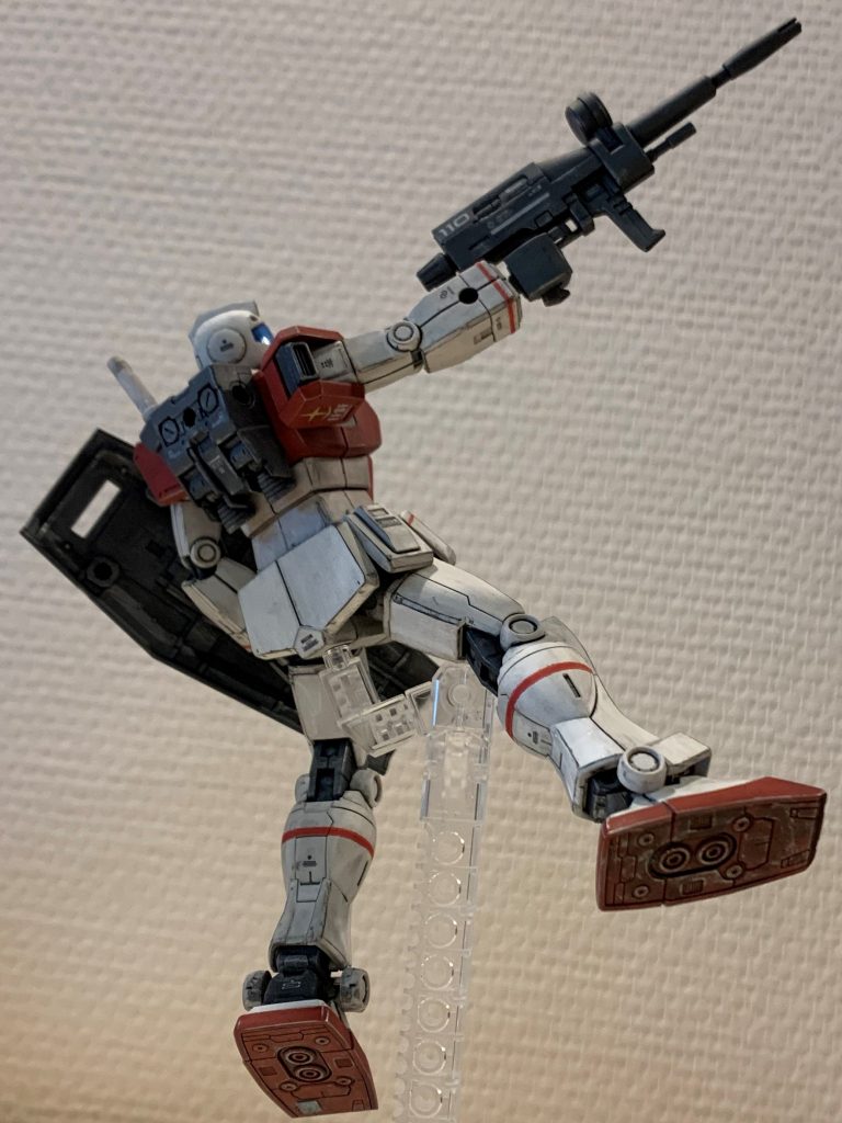 ガンダムのビームライフルを持たせました。ジムのクセに一気に強そうになりますね。ジャブローで見事に赤ガニに貫かれてますが(笑)