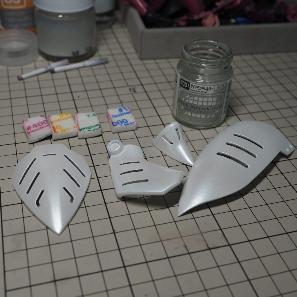 今回はほぼ初めての研ぎ出し艶出しガンプラです。水研ぎを何度もして下地をつくります。