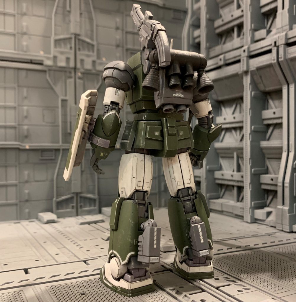 そこで、下記のようなオラ設定を妄想し改修してみました。0078年の「スミス海の戦い」でガンキャ部隊の大敗を受け、連邦軍のMS開発方針は大きく転換されました。一夜にして主力機候補の座から転がり落ちたガンキャですが、既に連邦軍はアナハイム・エレクトロニクスに対して数十機発注してしまっていたのでした。フォン・ブラウン工場で生産された機体はルナツーへ納品されましたが、そこから一部は各拠点に試験的に配備されたものの、一部はそのままルナツーの防衛隊配備という二線級の扱いを受けていました。時は流れ0079年11月、オデッサが陥落し地球圏の戦いは収束、戦争の舞台は再び宇宙に移り佳境を迎えます。宇宙反攻作戦の発動に伴い一機でも多くのMSが必要な連邦軍は、ルナツーに残されていたガンキャノン最初期型を前線部隊での使用に耐えられるよう改修を施すのでした。といったストーリーを背景にして、改修内容を練りました。