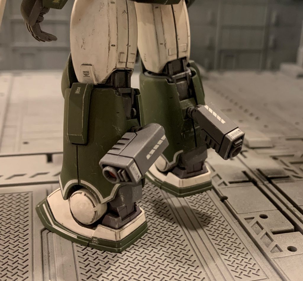 脚部にはアポジモーターを増設しています。姿勢制御の補助的な役割を担います。ガンキャノンは鈍重な手足のせいでAMBAC性能が低いので、増設したアポジモーターで姿勢制御を補い、接近戦での旋回性能を向上させています。ここもナイトシーカーのバックパック部品を流用しました。ふくらはぎに穴を空け、ナイトシーカーのバーニアを差し込んだだけです。可動機構は生きていますので、アクションポーズにも表情をつけられます。