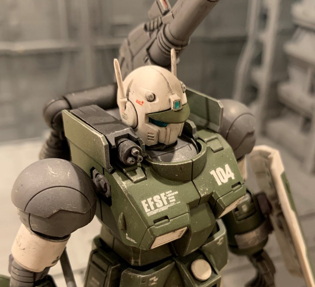 ビームサーベルは持ったところでどうせ満足に斬撃出来ないので、割り切って搭載していません。その代わり近接戦闘時の自衛用として、開発当初から搭載されていた肩部バルカンを残しています。バルカンの砲弾はサラミス等に搭載されている対空機関砲と同じ規格で、ビンソン計画の一環で開発された対MS用新型徹甲弾を装填し、当初より対MS攻撃力はUPしている、というオラ設定です。先述の姿勢制御性能の向上と相まって、生半可な敵MSには容易に格闘の間合いに入らせない程度の自衛能力は持ち合わせました。