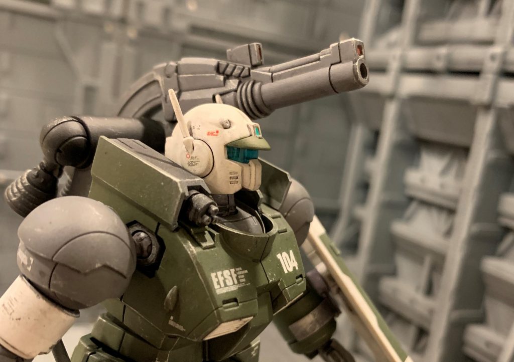 耳にある鉄騎中隊のエンブレムモールドは素晴らしいディテールなのですが、今回の改造においては埋める作業分だけ邪魔でした(苦笑)ちょっとパテ埋め失敗したのでデカールで誤魔化してます。あとアンテナは安全対策で先端がポテッと太くなっており、そのままだとなんか生き物の触覚みたいな有機物的な印象を受けたので、やすりで削ってまっすぐにしました。