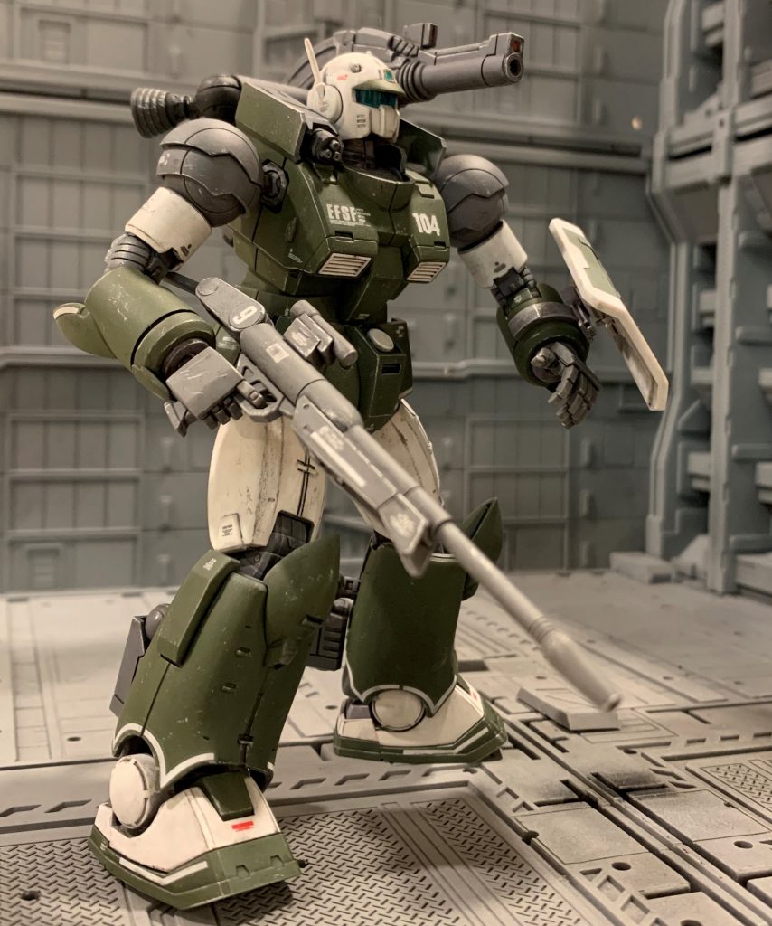 アニメ設定ではRXシリーズとしてガンダムの兄弟的な高性能機ですが、オリジン版では開戦前に開発された最初期のMSという設定で、ザク相手にボコボコにされるという不遇の機体です。特にOVA版の「スミス海の戦い」ではシャア、ラル、黒三のザク＆ブグを相手に何もできず一個中隊が全滅するという憂き目を見ますよね。オリジンガンキャはHGUCリバイブガンキャより腿が太くて頼もしいプロポーションで好みなのですが、ジム等の戦争終盤に登場した機体と一緒に並べるには旧式過ぎて違和感が出てしまいます。