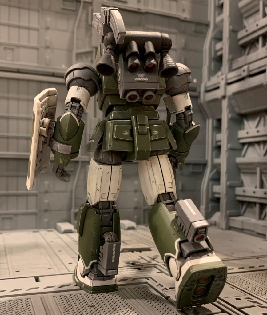 カラーリングはMSVのジムスナイパーカスタムをイメージしたグリーン＆ホワイトにしました。宇宙で使われた設定なので、ウェザリングカラーのマルチブラックでキツめにウォッシングをし、エナメル塗料でドライブラシしエッジ強調＆ハゲチョロ表現しました。ラインマークやコーションマーク等はキットのシールは使わず、全て水転写品に置き換えています。キットの形状に合った専用のラインマークデカールがあると超楽ちんですね。