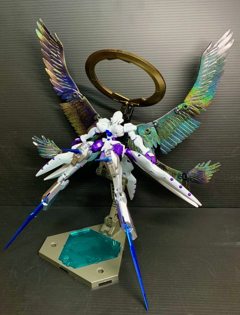 モード:月光鳥いや、虫とか無理だからっ!!羽根なら鳥の方が奇麗じゃん!変更!!ターンA作品を敵に回す発言だが都会育ちの為、虫に対する耐性が極端に低い。モード:パラディオン時に拡散させていたナノマシンを背部に集中させた状態。形状は違えど月光蝶、太陽炉でトランザムして高速移動し移動先が砂になっていく害悪システム。この時の彼女は本当に楽しそうに笑っている。防御特化型には抱擁して溶かす徹底っぷり…普段ため込んでいる彼女はGBN上で垢バンぎりぎりの口撃と攻撃を繰り出す。 ダイバーの見た目は同学内の人気女子を参考にしたモデルにしている為、特定の趣向を持つダイバーから絶大な支持を得ている。清楚な美人が苛烈に罵って痛ぶってくれるなんてご褒美!と、その集団からチラホラ聞こえてくるとかこないとか… やたらバトルで鉢合わせるジムスナイパー使いのガチムチ軍人とは因縁の中、何故か彼にはパラディオンのバグが効かない…