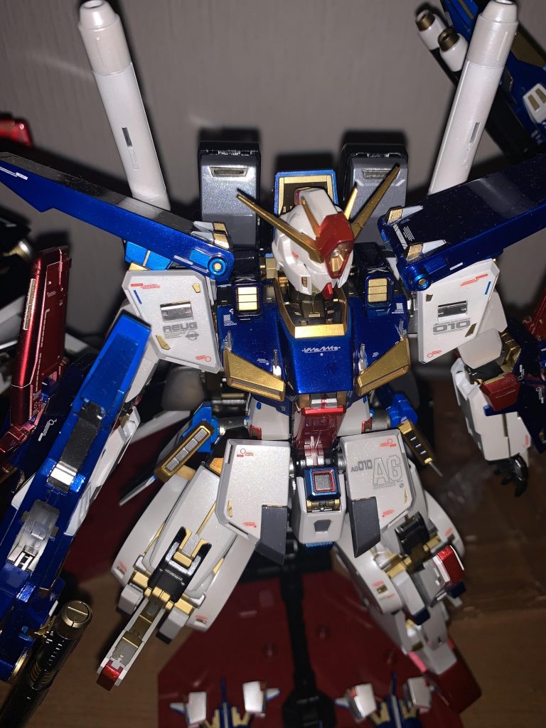 照射する光の種類によっては重ね塗りしたダイアモンドシルバーのラメが光ります。奥でキラキラする感じを表現しました。グレー部分は、クリアーブラックを薄く吹いて色を調整いたしました。