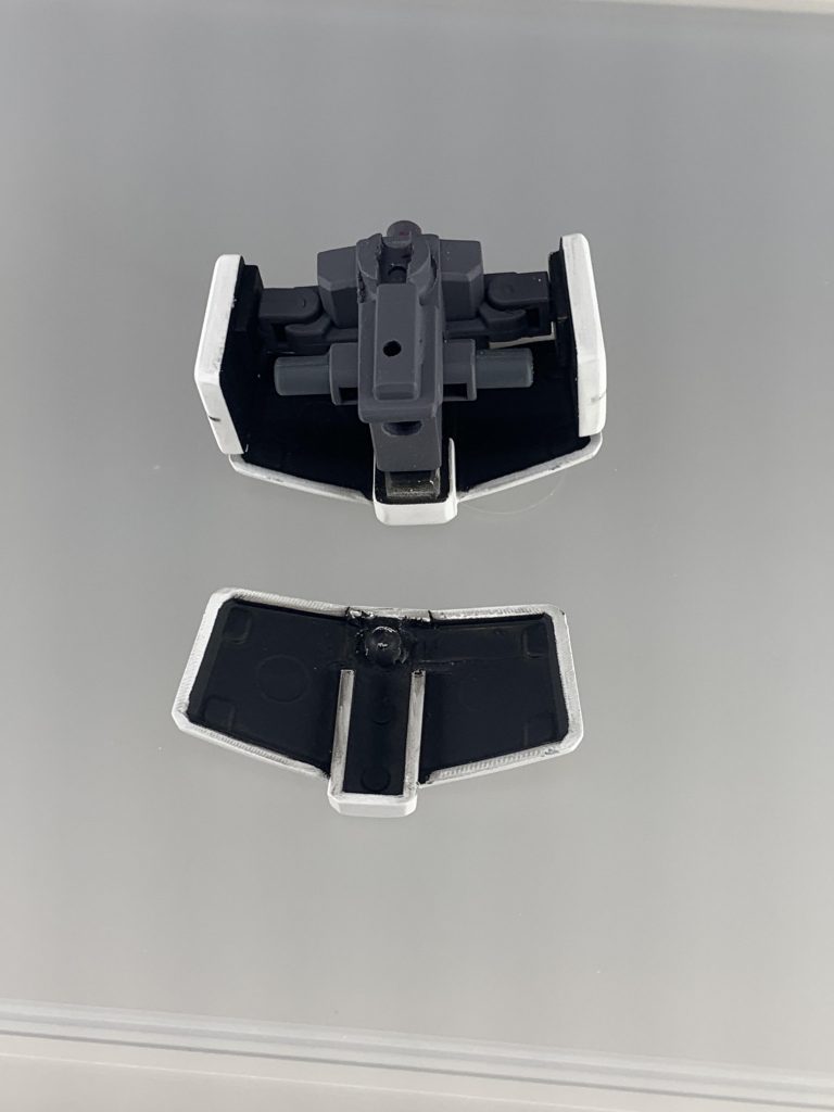 腰は基部はガンダム、外装はジムです。フロントアーマーの可動はホビーベースのジョイントを使ってやや動きます。