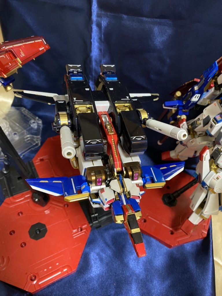 コアベースです。内部フレームもなるべく細く塗り分けし機械がぎっしり詰まっている感を出してみました。