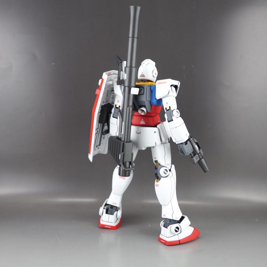 バックパックの中央にネオジム磁石を埋め込みます。バズーカ、シールドのマウントに使います。