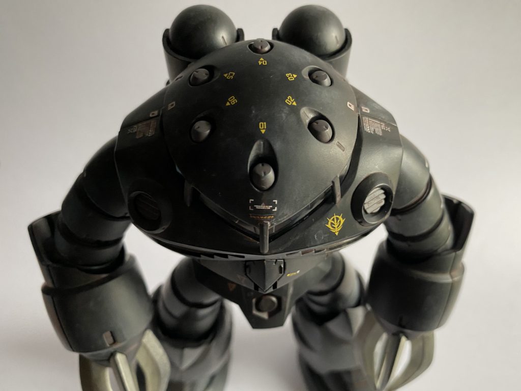 ■武装・魚雷発射管・アイアン・ネイル・メガ粒子砲ズゴックは本来水陸両用MS群でも陸戦能力を重視した機体であったため、各部に調整が施されていたと思われる。頭部ロケット砲は耐圧深度の低さから現地で魚雷発射管へと改装された。また、海中での作戦に適した黒色の塗装に変更されている。以上妄想終わり!例えストレートに組んでも妄想が湧いてくるんだから仕方がない……。