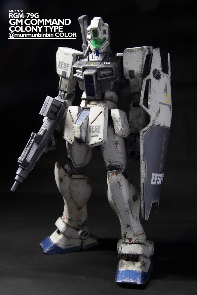 　んで、ジム・コマンドくんなんですけど、今回は某ジムスナイパーⅡの汚し動画の影響を受けまくって配色とか改修箇所とか銃のマウントとか”諸々”が”モロ”に似ています(抱腹絶倒ギャグ)・改修箇所　作成当時、ちょうどエヴァンゲリオンに興味持ってきたころで、エヴァに近いひょろ長くてスマートな印象のロボットにしたかったんですよね。ってことで、ジム・コマソドくんの体型変更に挑戦してみました。つっても胴体と首延長しただけなんですけどね初見さん。胴体はプラバンのﾅﾝﾐﾘｶﾜｶﾗﾅｲ二枚で延長してちょうどいい感じに。首もﾁｮｳﾄﾞｲｲｶﾝｼﾞﾉﾌﾟﾗﾊﾞﾝで延長しました。元のジョイントに1.5㎜の穴開けて、ボール→プラバン→基部の順で真鍮線を通し、お団子状に連結するやり方で延長しました。接着材の硬化が終わる前に触っちゃって悲惨なことにしちゃったけど、何とか…。後は、付属のアサルトライフルっぽいのに加え、MSGのショットガンを持たせています。ショットガンだったらコロニー壊さないもんね。そしてこの銃、バックパックにマウントさせられるんです！謎の力(磁力)で！留め具も無しに！！！アサルトライフルはモナカ構造の内側を削り、ショットガンは３ミリ穴をあけ、取り付け部のバックパックもちょっと削って、それぞれに100均のネオジム磁石を仕込み取り付けられるようにしました。