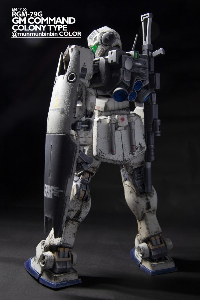 ・塗装　使用した塗料は、本体はグランプリホワイト、胴体装甲は水生の焼き鉄色と水生のインディブルー、青はメタルブルー、フレーム金属色はスーパーメタリックアイアン、金部分はゴールド、シルバー部はシルバー、チッピングはエンジングレーFS160B1…ってかんじです。ところどころ水性塗料使ってるのは、ちょっとラッカーだと臭いが気になるな～、つって制作の始めで使ってたんですけど、ラッカーのトプコート吹いたら塗装面デロデロになって悲しくなったんでくっせぇラッカー使うことにしました。まぁ塗装用の防毒マスク買ったんですけどね。塗装方法なんですけど、ちょっと今回変わったことやりたいナ～なんて思って、外部装甲はスポンジ塗装やってみました。スポンジで塗装することで凹凸感を出し、装甲材っぽくするやつですね。結論から言うといい感じにできました。後ほど画像を貼りますが、至近距離で見るといい感じにバンプス感わかりますね。…実は水性塗料使ったせいでトップコートでデロデロにって言ったんですけど、そのせいでパーツ破損して1か月くらい制作止まってたんですよね……デロデロになった頭部パーツの塗装落とすために、シンナー漬けにしたらプラが脆くなってお顔のパーツぶっ壊れちゃって…修復不可能だったんでバンディさんにパーツ注文したら3週間くらいかかっちゃって…悲しいね……