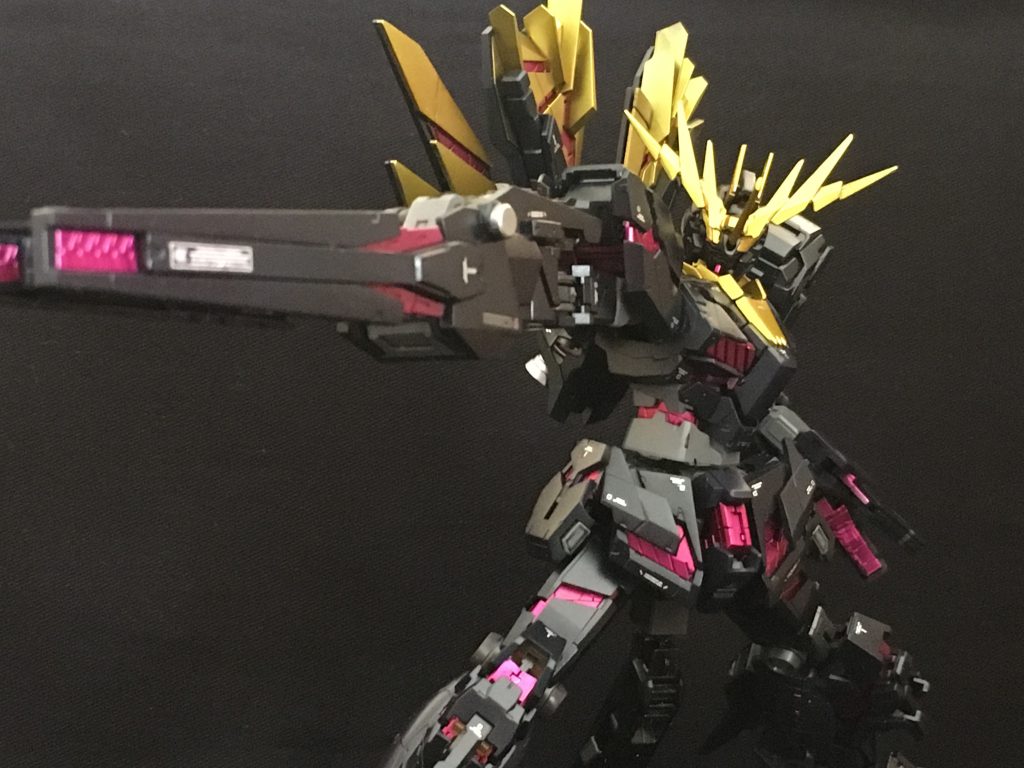 バンシィは、RGバンシィ・ノルンに、プレバンのアームドアーマーパーツを追加してます。マリーダさんのイメージを盛り込み、サイコフレームを紫系に。これは、殿堂入りのTAKUMAさんが制作されたバンシィの配色を取り入れさせていただきました(事前了承済)。