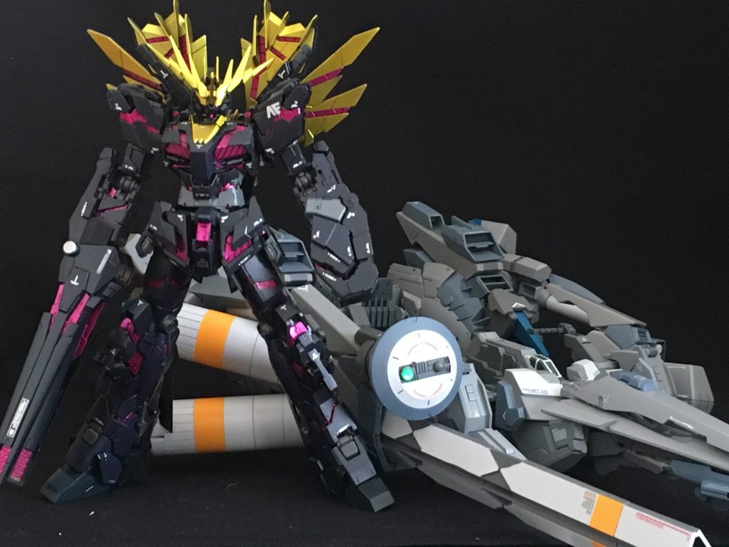 <バンシィ・ヘル & ナグルファル>北欧神話に登場する巨大船「ナグルファル」は、死者の国を支配する女神「ヘル」が死者の爪を集めて建造した船。そのため、ゲルマン人はナグルファルの完成を遅らせるため、死者を埋葬する際には爪を切っておくようになったと言われる…マリーダの「生」を強く願うアルベルトは、「死を司る者となることで生き続けてほしい」との願いを込め、そのコネクションを最大限に活用し、北欧神話になぞらえた機体を建造した。そんな、if設定を妄想し、カタチにしました☆彡