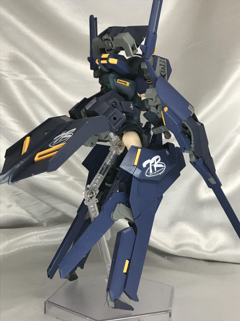 さすがにお尻の見えにくい背部。マーキングデカールは面の広い場所にし、間延びしないように。背部スラスター?は元ネタでは水平なのですが、作者の好みでスカート風に下げました。どうしても接続の難しい部分は他社のジョイントで補強してます。