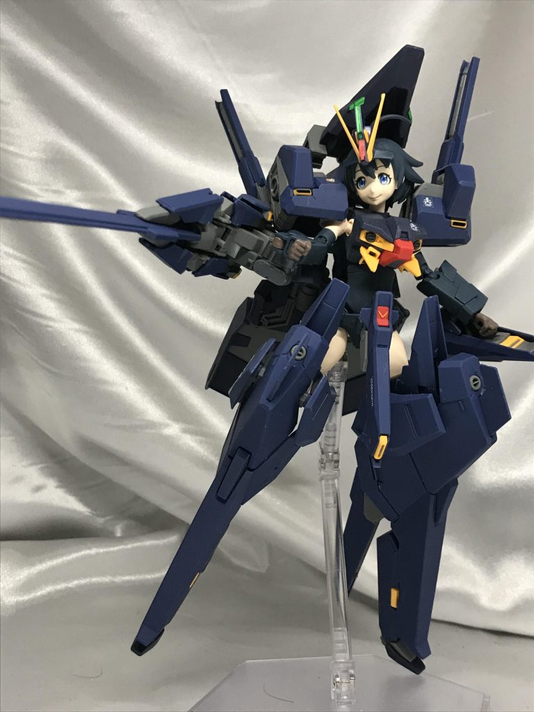 足の可動こそほとんどないですが、上半身はヘイズルの可動を活かしているので銃くらいは構えられます。