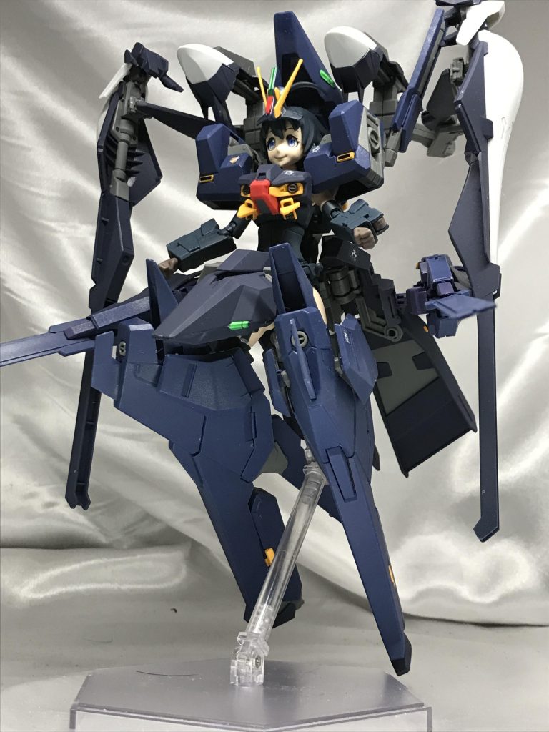 そしてフルドド2を装備し、ハイゼンスレイ2・ラー形態へ。異形感が一気に増します。シールドカノンを二つ手で支えた印象的なポーズをやりたかったのですが、どうやっても手で持てなかったのでこの形の撮影になりました(笑