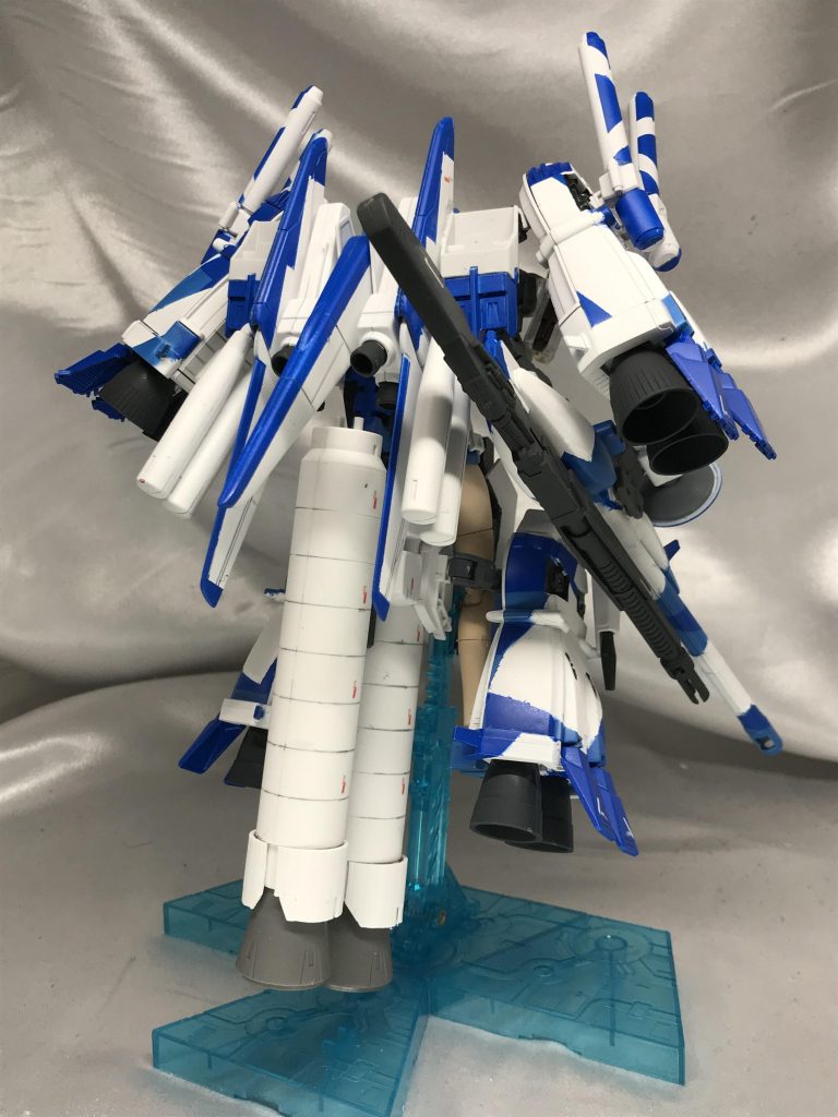 背中には大型のプロペラントタンク。装備の隙間にはビルダーズパーツなどを埋め込みました。特徴的な背中にゼータプラスを感じますね。