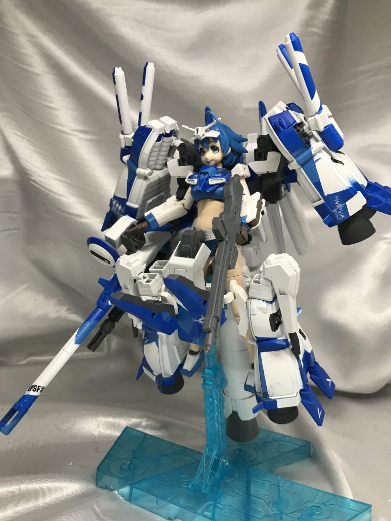 本来ハミングバードは足がブースターなんですが、ナミさんの足を取るわけにもいかず、脚部大型ブースターは足の横に配置。アーマーと相まって埋もれて見えるようにしました。武器はゼータプラスではなく、造形的に気に入っている百万式のライフルを装備してます。