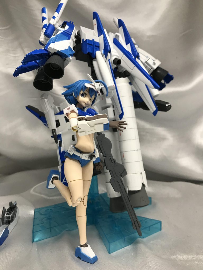 変形状態でナミさんを乗せるようにしようとも考えましたが、剛性と形状を考え変形はナシにしました。そのおかげもあって安定して飾りやすく、楽しかったです(*゜ー゜)