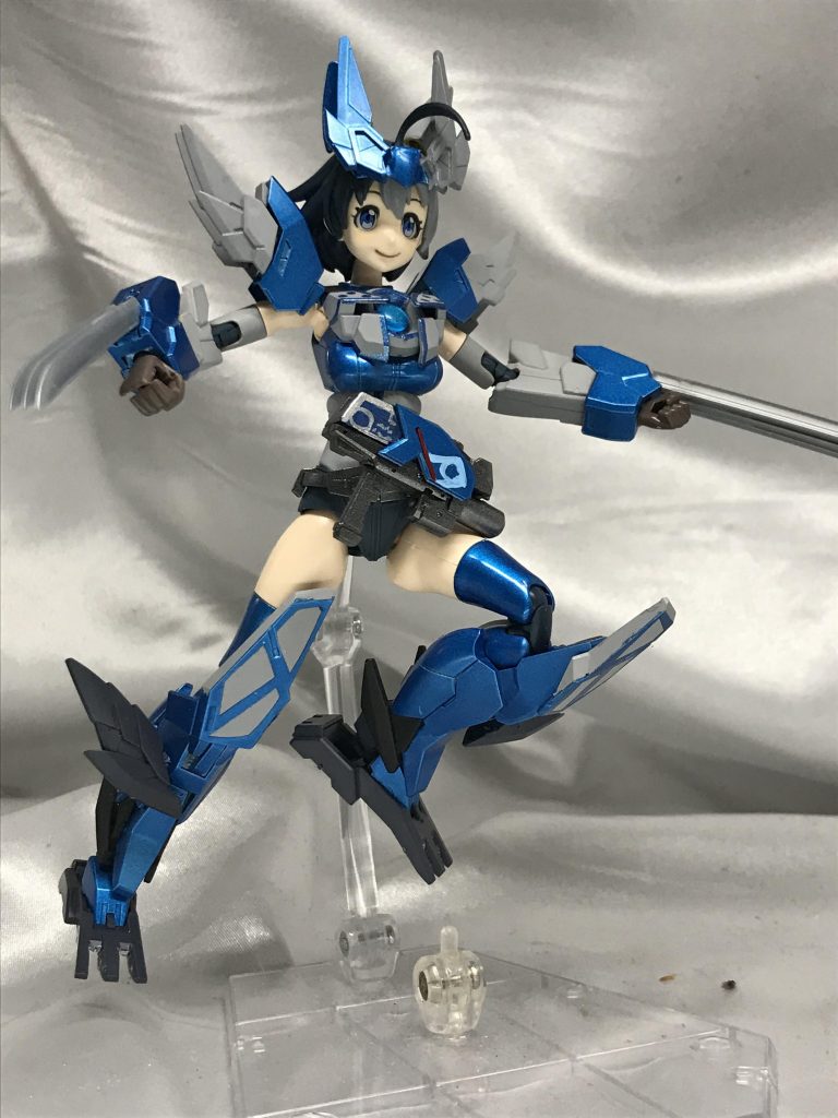 武器は両腕のクロー。一番気合い入れた部分が腰の銃です（笑胸部にクリアパーツを埋め込んで劇中っぽく