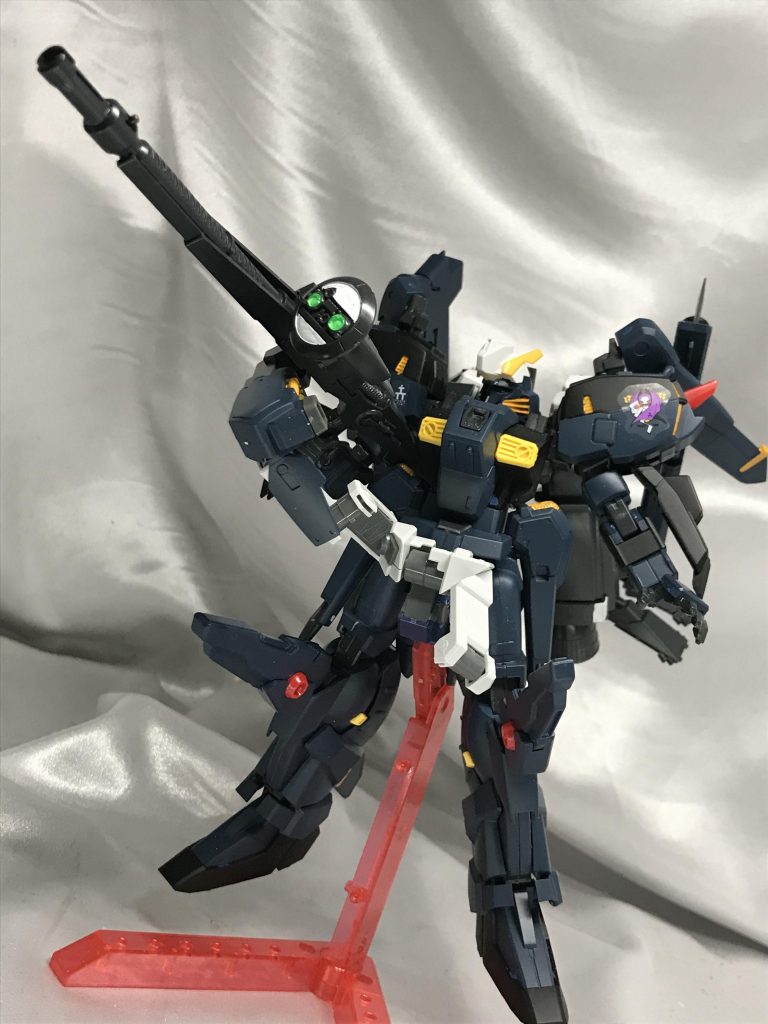 スマートガンは接続方法を変更。腰部サブアームでフォアグリップを握れるので、両腰で固定しなくてもいいようにしました。前々から、これだけのガタイで長物も積んだから隠し腕とかあればいいのに、と思っていた夢が叶いました。