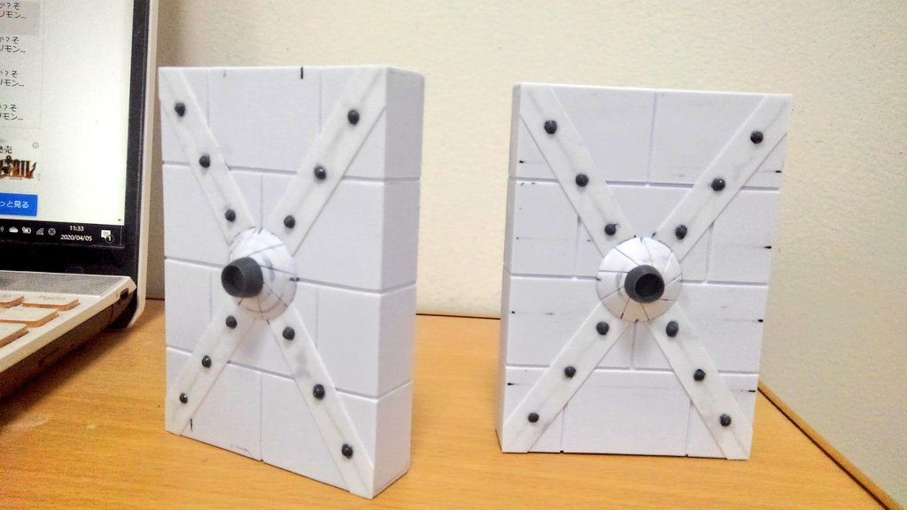 シールドはプラバンによる箱組スクラッチです。レンガ模様を掘るの大変でした。