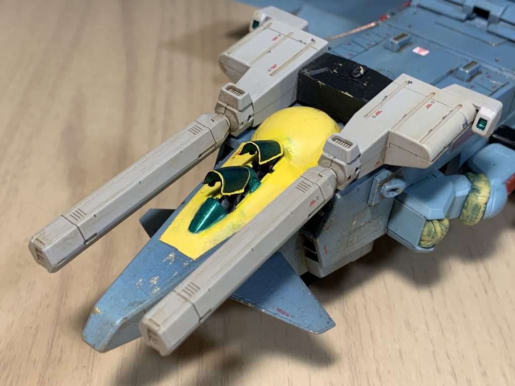 乗員はパイロット、ガンナーの2名。ガンナーは兵装のほか、積載したモビルスーツの空中投下システムなどもコントロールする。メイン兵装であるメガ粒子砲は、プロトタイプのものより口径を小さくし速射性に優れたものに換装。フロントヘビーの弱点を改めている。
