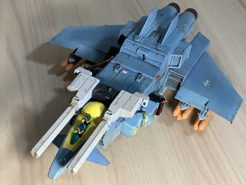 この機体は海洋迷彩風のロービジ塗装となっている。速射型メガ粒子砲は砲身寿命の関係から塗装はされていない。基部両脇には補助レーザー測距儀が増設され照準精度が向上している。
