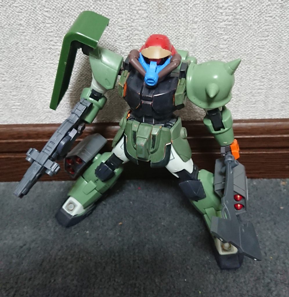 頭部はポルタノヴァのパーツ。手首はラビオットのものを使用。武器は、ポルタノヴァのライフルにサイドアーマーのパーツを取り付けたものとグレイズの斧です。