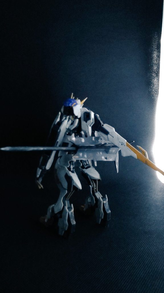 超大型メイスは柄部分を貫通、伸長化してパイルバンカーを強調。長さが倍加しました。