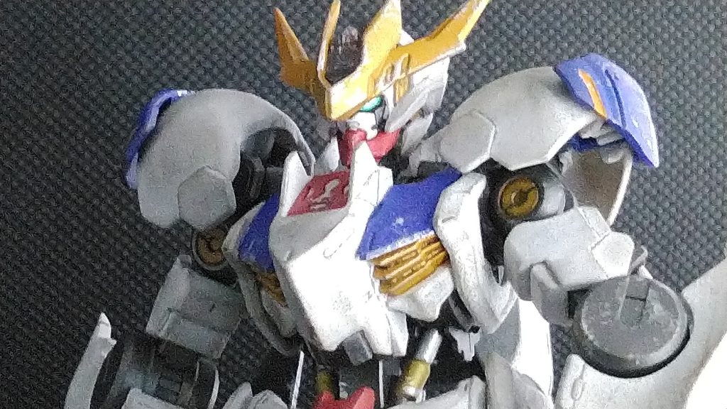 スミ入れはクレオスのスミ入れペン(シャーペン)を使用。普通に入れてしまうと物凄く濃く描けてしまうのでこれも調節。白色以外はエナメル塗料で。汚しとシャドウは黒のパステルを擦りつけました。直接つけると濃くなりすぎるので、指に付けて擦りました。フレームや白色以外はシャインシルバーでチッピング、赤錆はギルディングワックスのカッパーで表現。