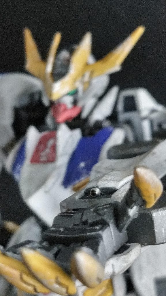 腕部200mm砲の表現がされてなかったのでピンバイスで穴を開け、マズルノズルを埋め込みました。あと、ヒールバンカーも追加。